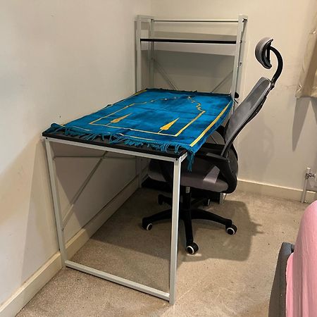 London Holiday Home Newly Refurbished - Entire 4 Bedroom Private House With Kitchen, Living Room & Private Garden - 1 Cape House London, Within 30 Mins From Central London, London Bridge & Canary Wharf Экстерьер фото