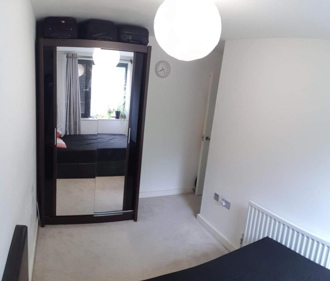 London Holiday Home Newly Refurbished - Entire 4 Bedroom Private House With Kitchen, Living Room & Private Garden - 1 Cape House London, Within 30 Mins From Central London, London Bridge & Canary Wharf Экстерьер фото
