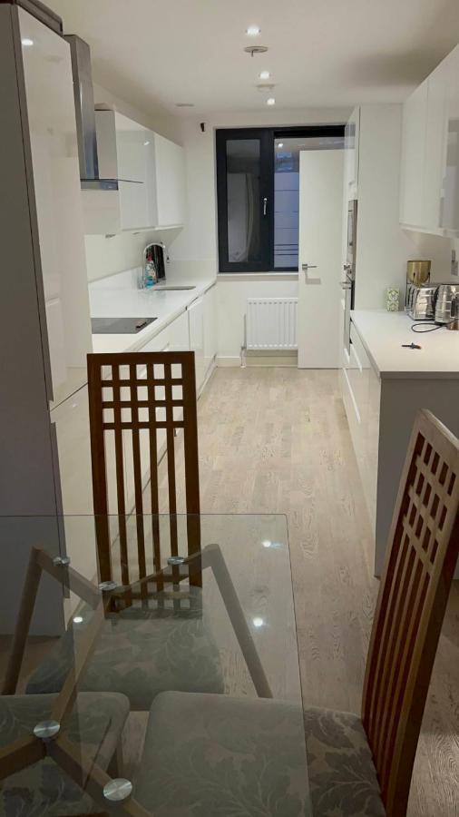 London Holiday Home Newly Refurbished - Entire 4 Bedroom Private House With Kitchen, Living Room & Private Garden - 1 Cape House London, Within 30 Mins From Central London, London Bridge & Canary Wharf Экстерьер фото