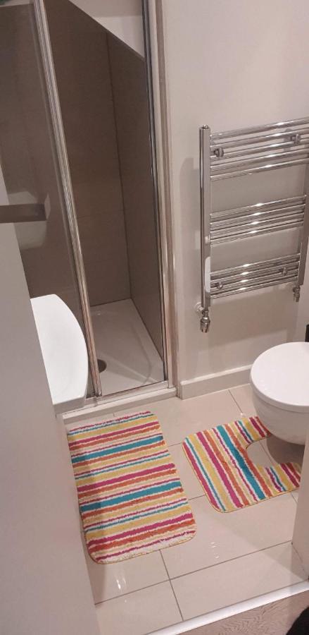 London Holiday Home Newly Refurbished - Entire 4 Bedroom Private House With Kitchen, Living Room & Private Garden - 1 Cape House London, Within 30 Mins From Central London, London Bridge & Canary Wharf Экстерьер фото