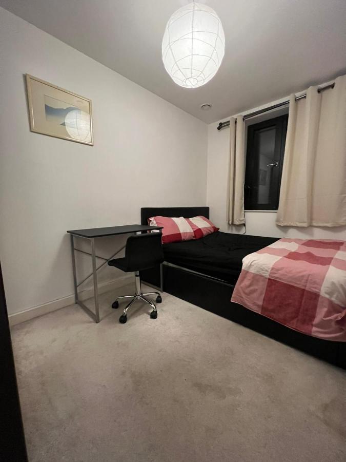 London Holiday Home Newly Refurbished - Entire 4 Bedroom Private House With Kitchen, Living Room & Private Garden - 1 Cape House London, Within 30 Mins From Central London, London Bridge & Canary Wharf Экстерьер фото