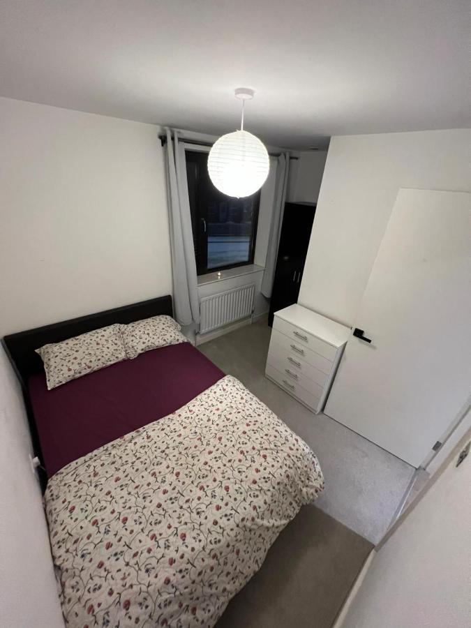 London Holiday Home Newly Refurbished - Entire 4 Bedroom Private House With Kitchen, Living Room & Private Garden - 1 Cape House London, Within 30 Mins From Central London, London Bridge & Canary Wharf Экстерьер фото