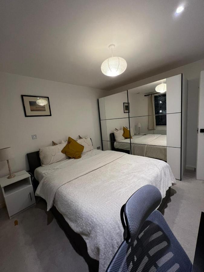 London Holiday Home Newly Refurbished - Entire 4 Bedroom Private House With Kitchen, Living Room & Private Garden - 1 Cape House London, Within 30 Mins From Central London, London Bridge & Canary Wharf Экстерьер фото