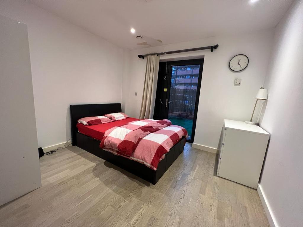London Holiday Home Newly Refurbished - Entire 4 Bedroom Private House With Kitchen, Living Room & Private Garden - 1 Cape House London, Within 30 Mins From Central London, London Bridge & Canary Wharf Экстерьер фото