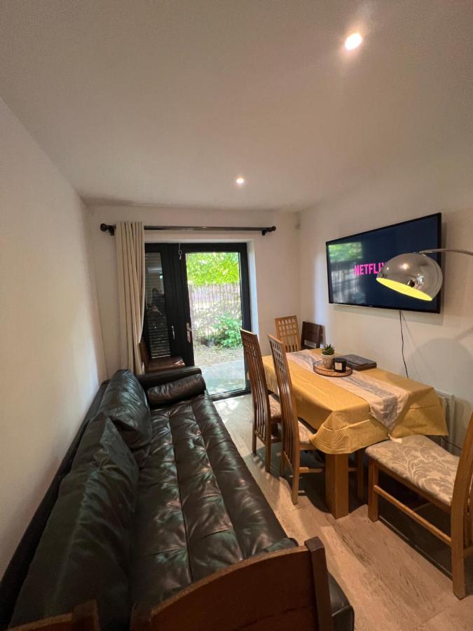 London Holiday Home Newly Refurbished - Entire 4 Bedroom Private House With Kitchen, Living Room & Private Garden - 1 Cape House London, Within 30 Mins From Central London, London Bridge & Canary Wharf Экстерьер фото